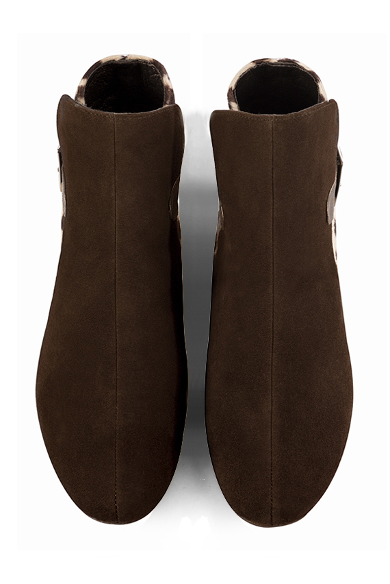 Dark brown women's ankle boots with buckles at the back. Round toe. Flat block heels. Top view - Florence KOOIJMAN